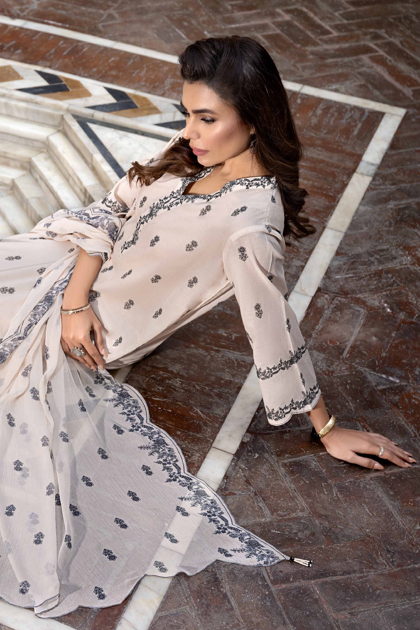Skin color printed suit