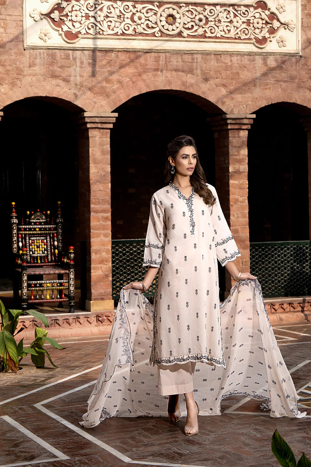 Skin color printed suit